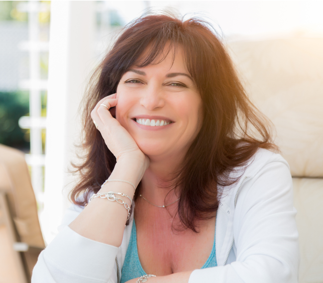 Mulher madura e feliz vivendo a menopausa com leveza, bem-estar e qualidade de vida