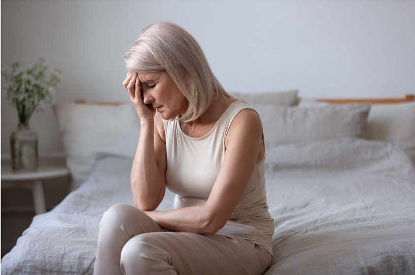 Mulher madura sentindo desconforto dos sintomas da menopausa